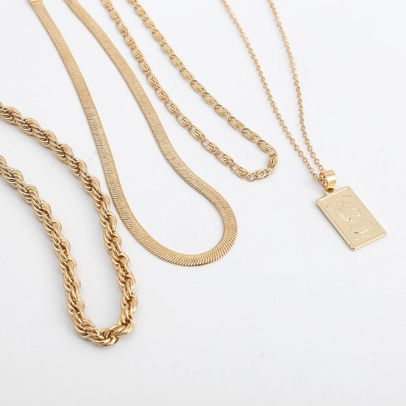 Gold or Silver 4 Piece Layer, Queen Pendant Necklace Set - Picture 4 of 6